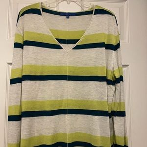 NWOT Apt 9 light/thin sweater. Never worn.
